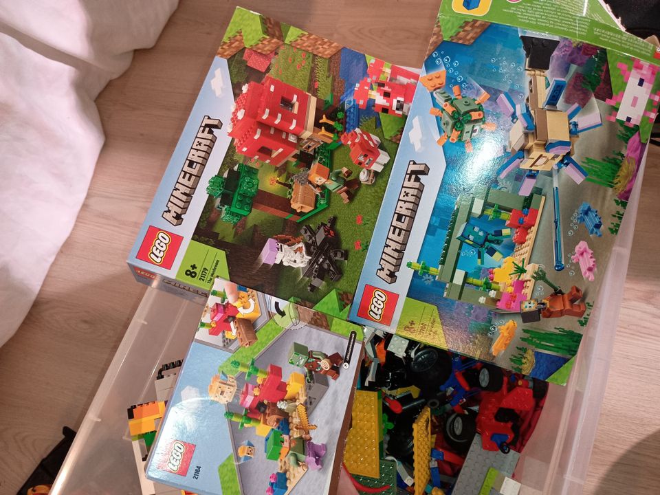 Iso laatikollinen legoja, mm. Spiderman ja minecraft