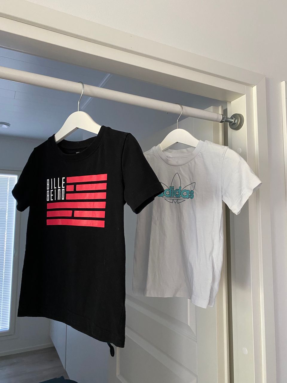 BilleBeino ja Adidas t-paidat