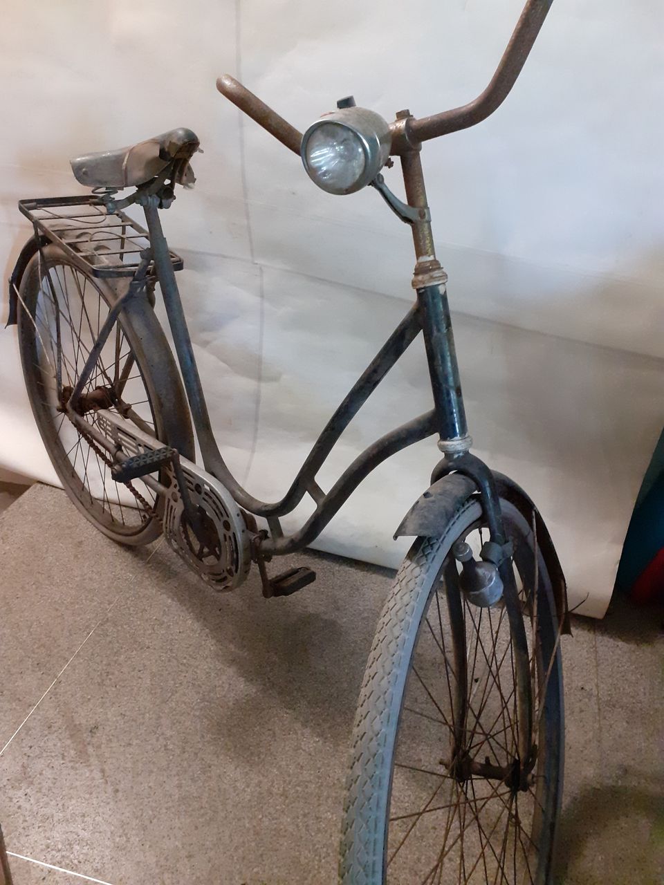 Naisten vanha polkupyörä