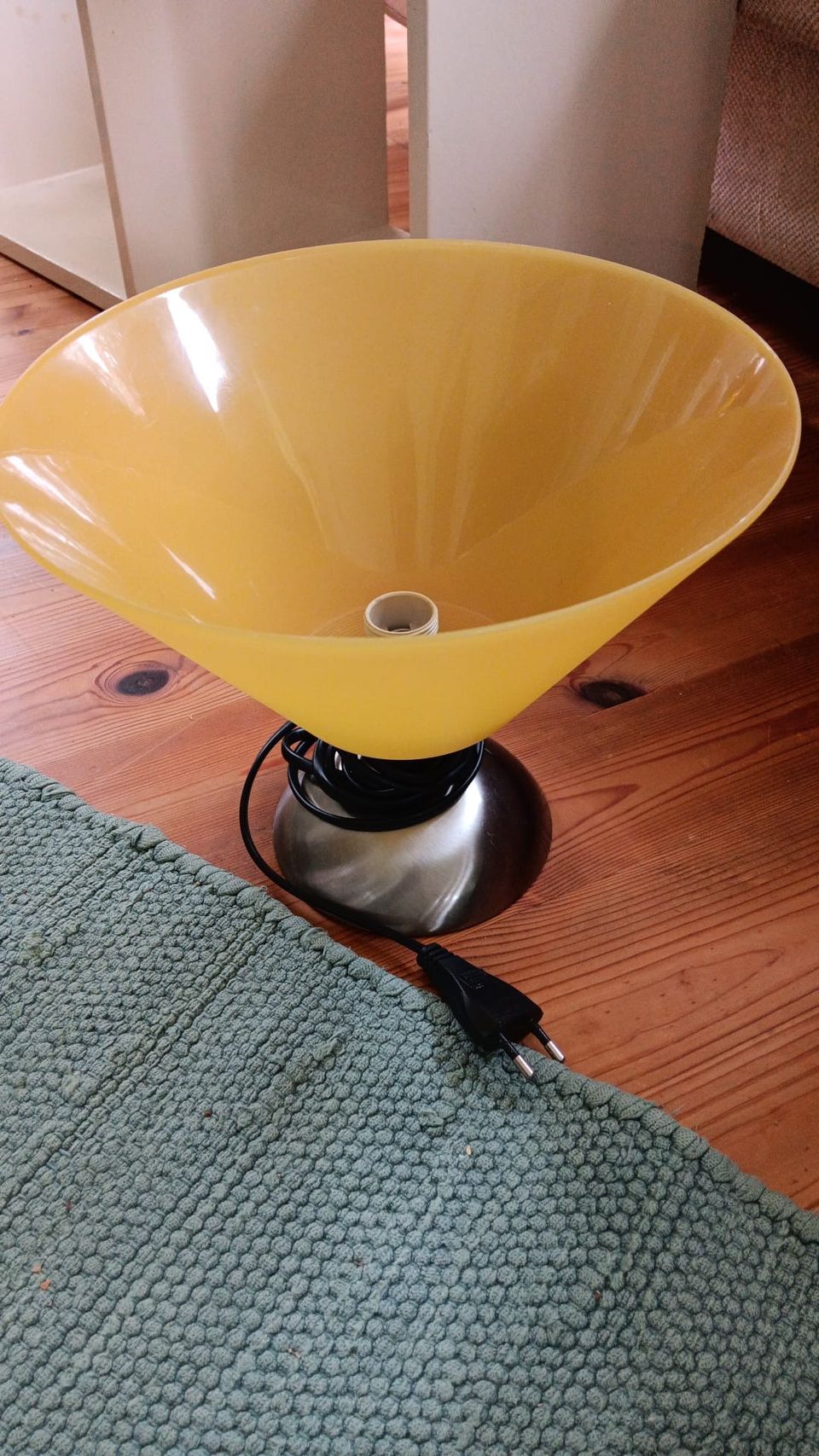 Pöytälamppu, jossa keltainen varjostin