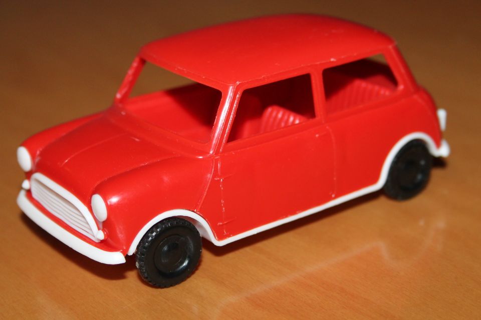Suomi 80-luku muoviauto Morris Mini 1000 punainen 1:24 13cm vintage Nyrhinen