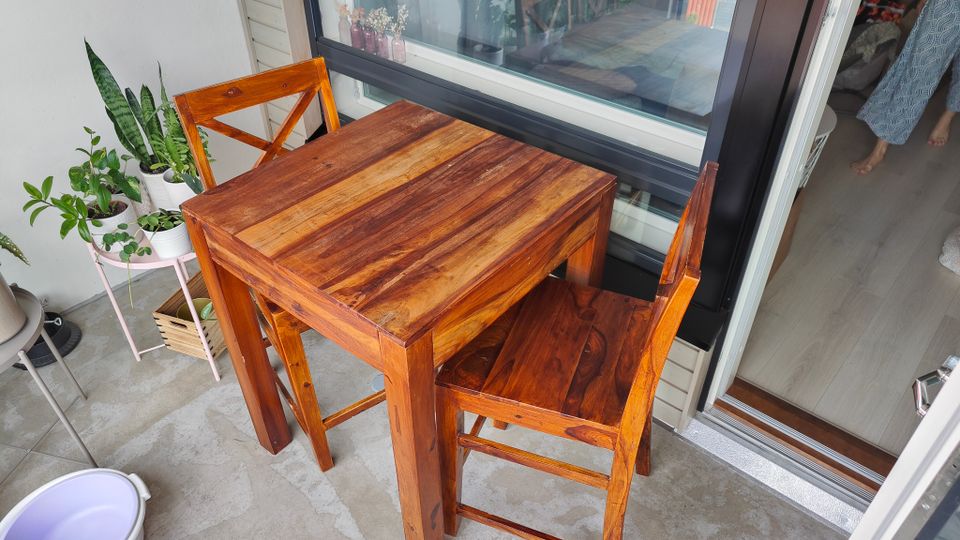 Acazia puinen pöytä ja tuoli setti.