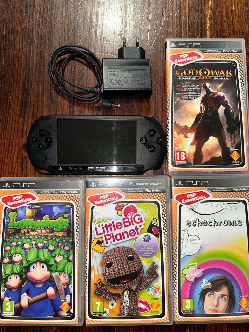 Sony PSP E1004 & pelejä