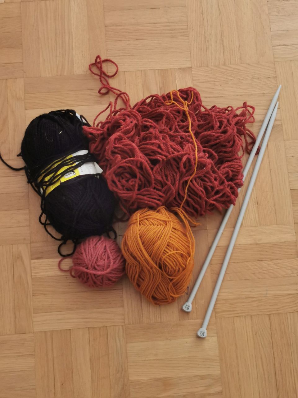 Lot wool and knitting needles