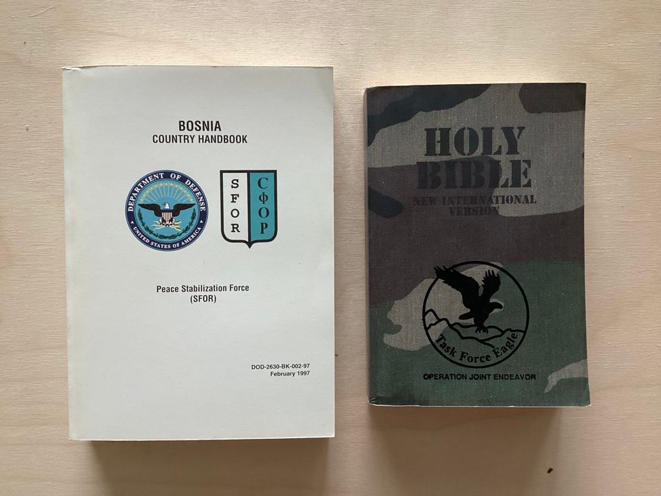 Bosnia Country Handbook + U.S.Army Bible -kombo
