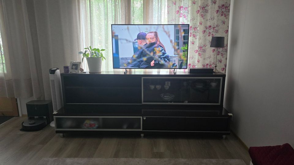 Tv-taso + seinäkaappi lasivitriinillä