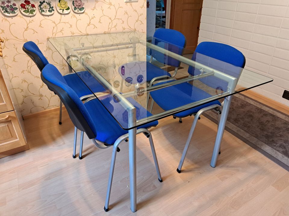 Ruokapöytä + 4 tuolia 80€