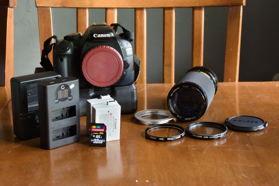 Canon 550D + Soligor 80-200 F4.5, yms tarvikkeita.