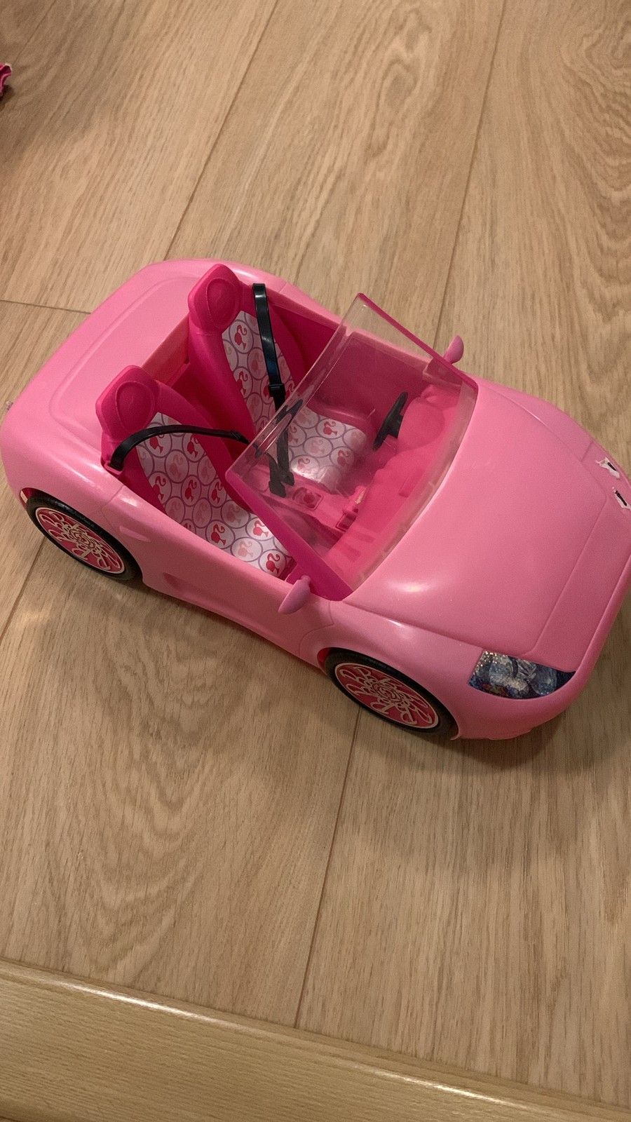 Barbien auto ja muuta Barbie-tavaraa