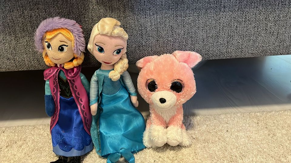 Kolme pehmolelua Elsa ja Anna plus pinkki koira