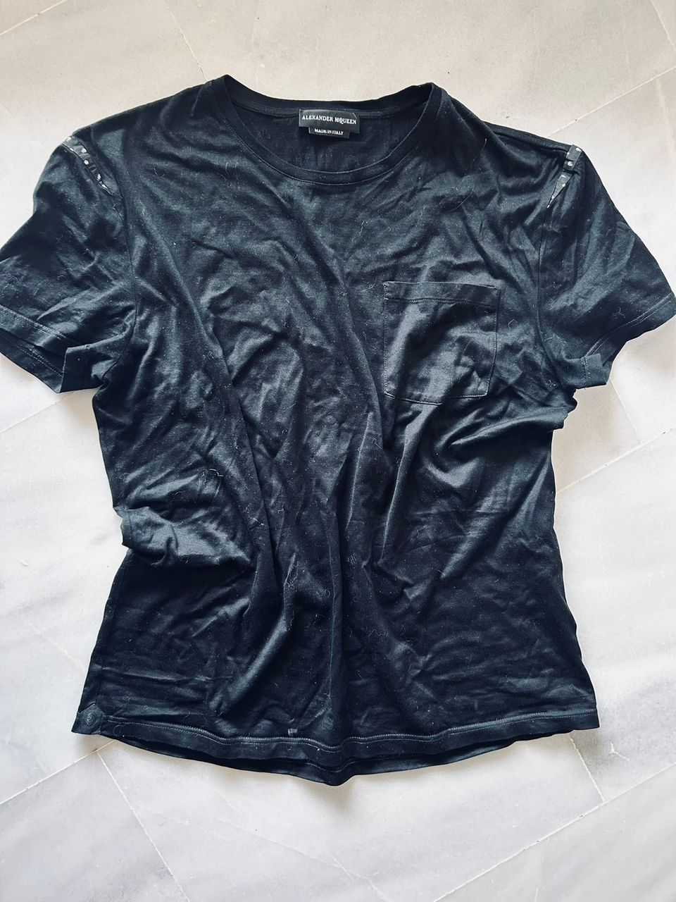 Alexander McQueen musta paita koristein