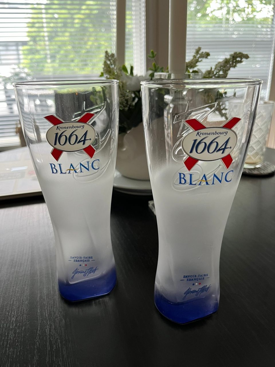 Kaksi Blanc olut tuoppia