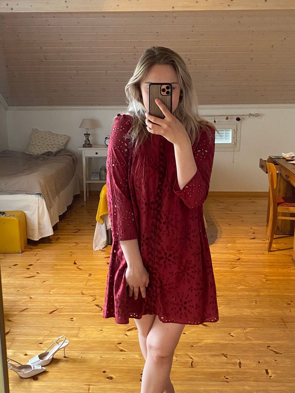 Viininpunainen mekko