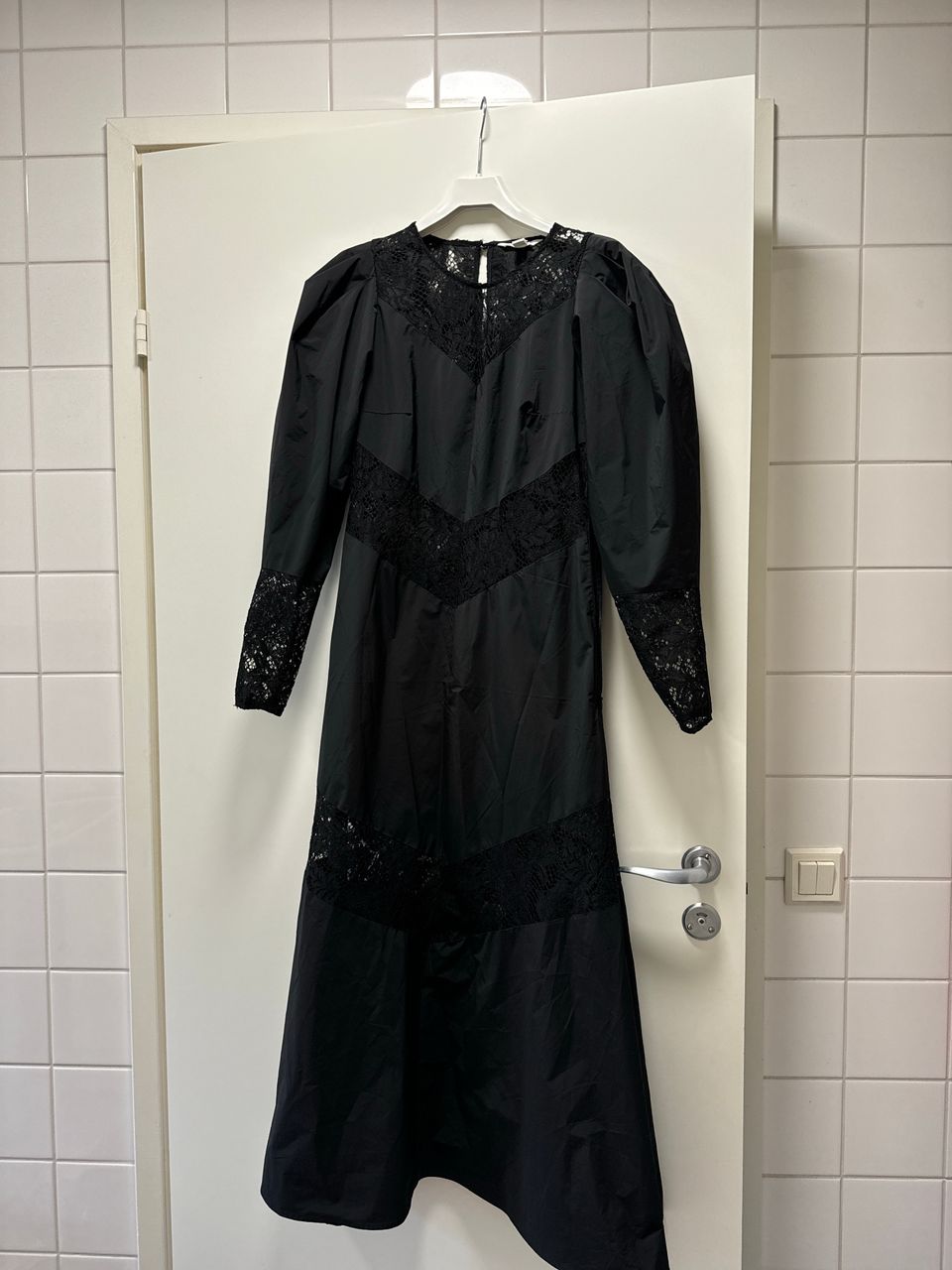 Musta mekko pitseillä
