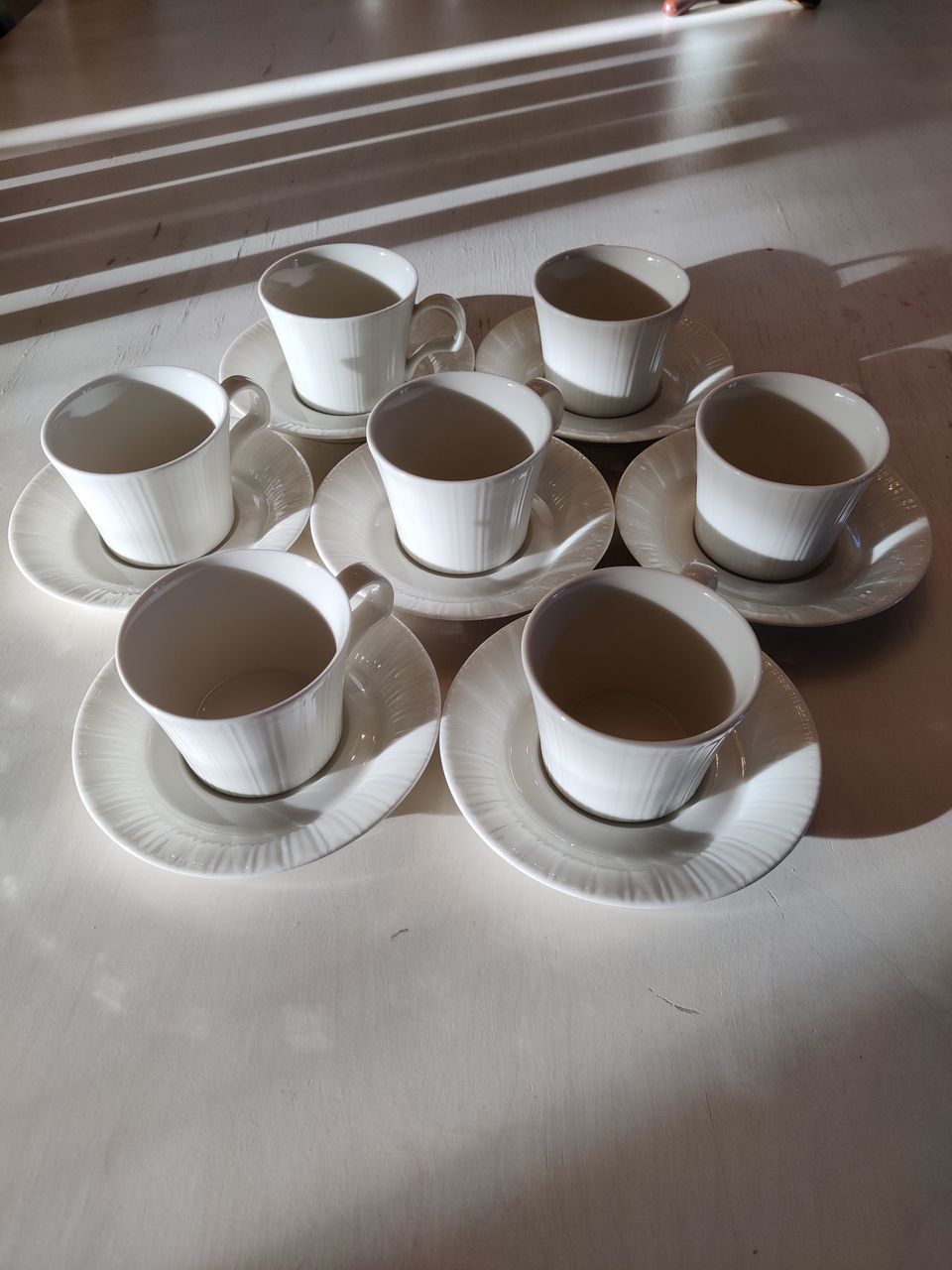 Arabia Lumi kahvikupit ja lautaset