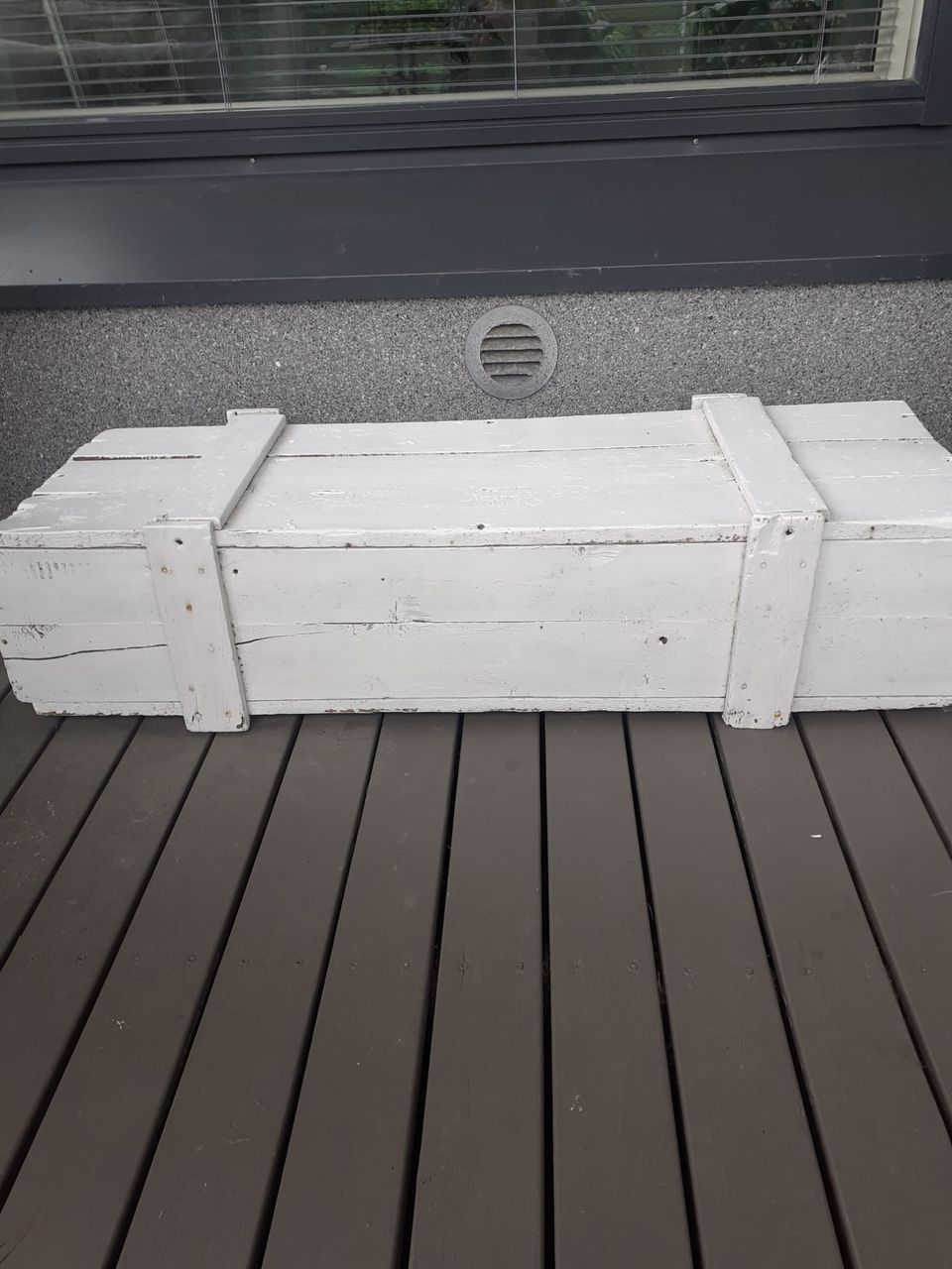 Valkoiseksi maalattu puinen laatikko