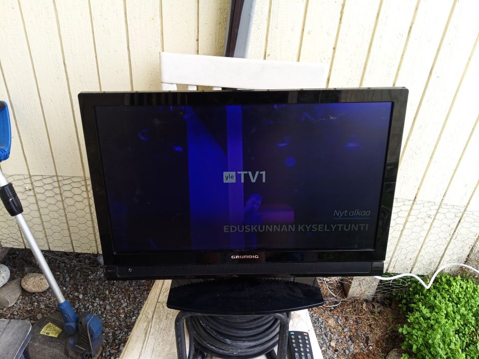 Grundig 22"  LED TV as vaunuun/as autoon