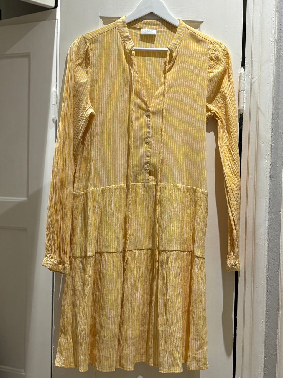 Keltaraidallinen mekko