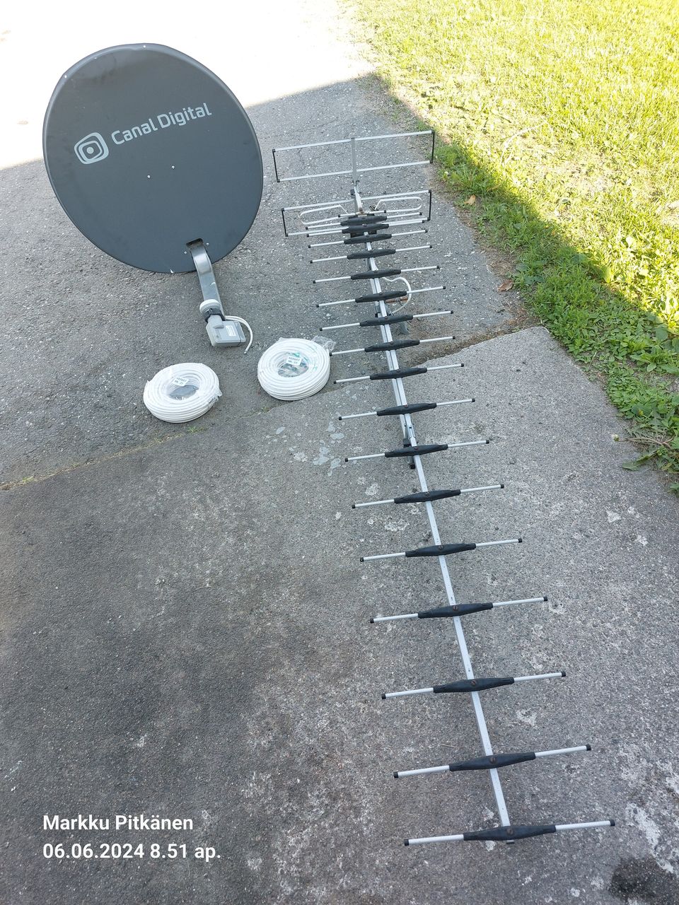 Tv antenni, satelliitti lautanen ja 2 kpl 25 m kelaa antenni kaapelia.