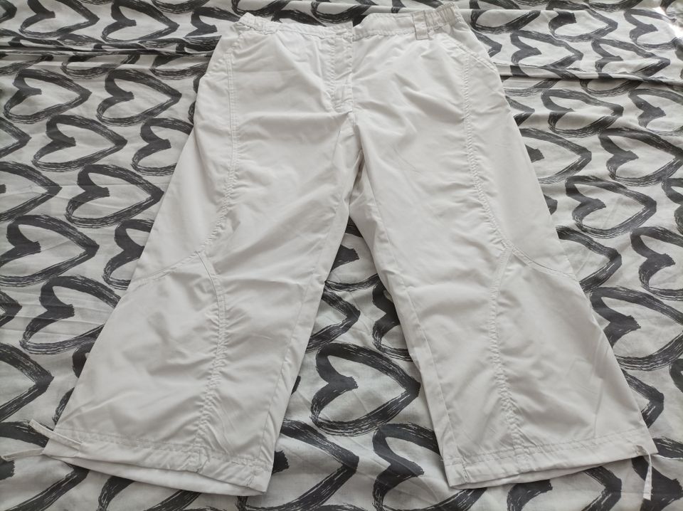 Valkoiset caprit/housut