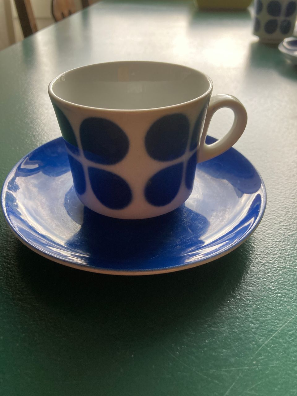Arabia sininen BR kahvikuppi ja kolme tassia, puhalluskoriste
