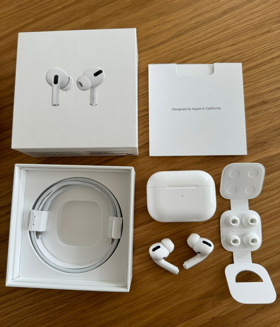 AirPods Pro with Wireless Charging Case (Gen 1)