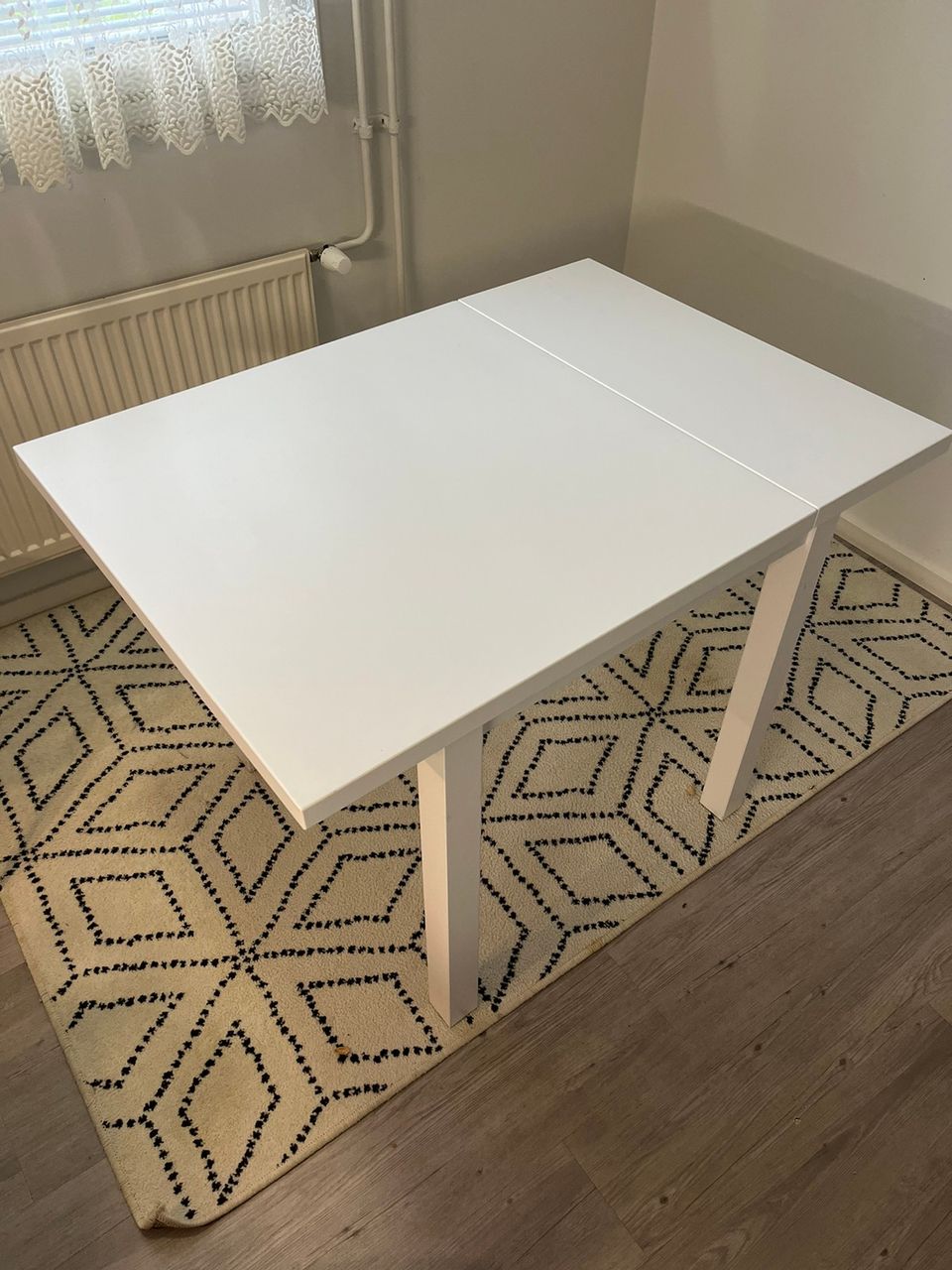Valkoinen pöytä+tuolit