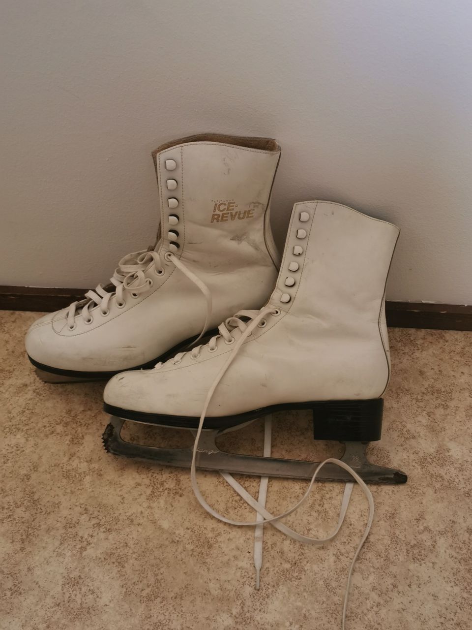 Ice skating shoes 39