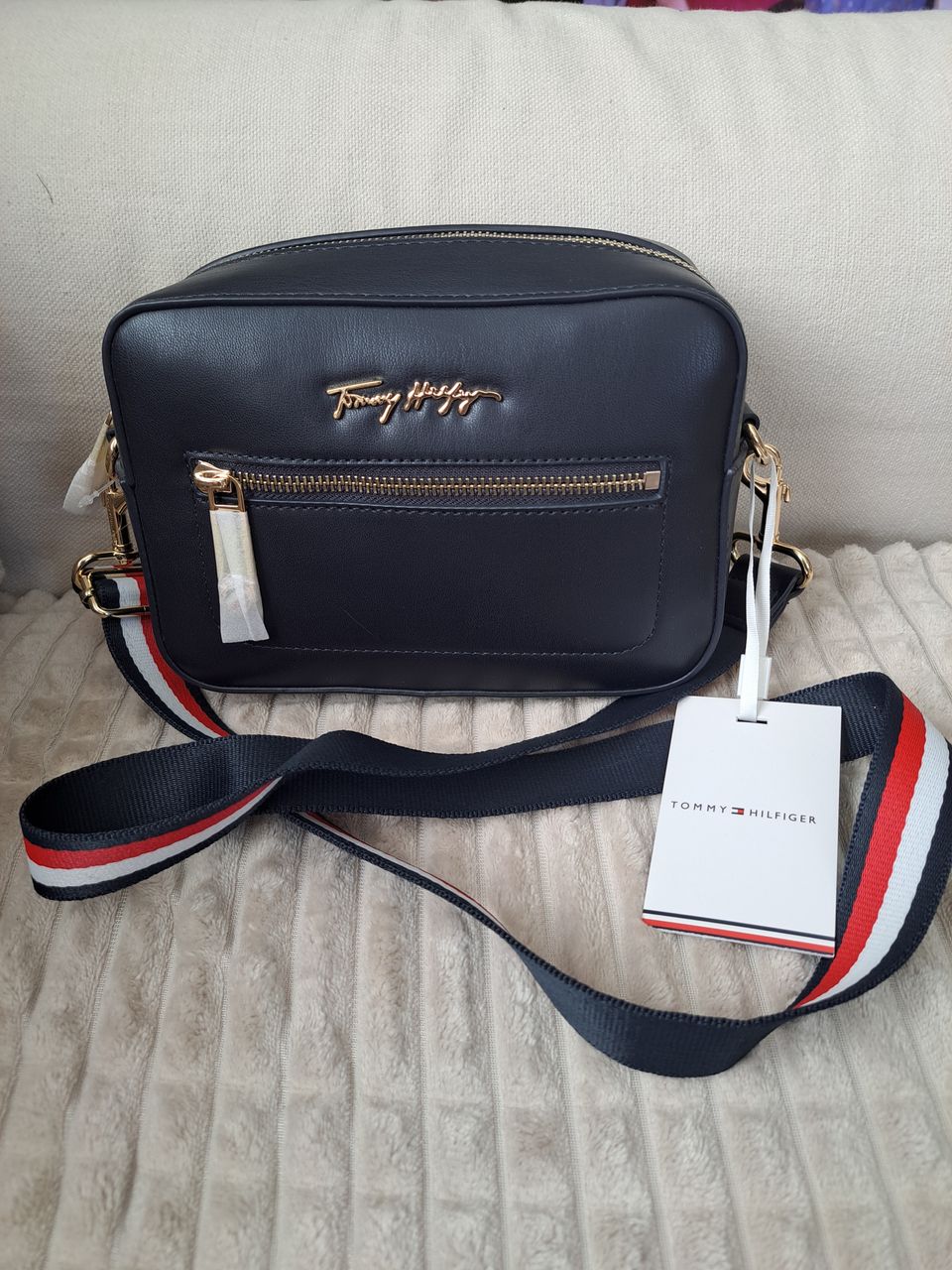 Tommy Hilfiger olkalaukku