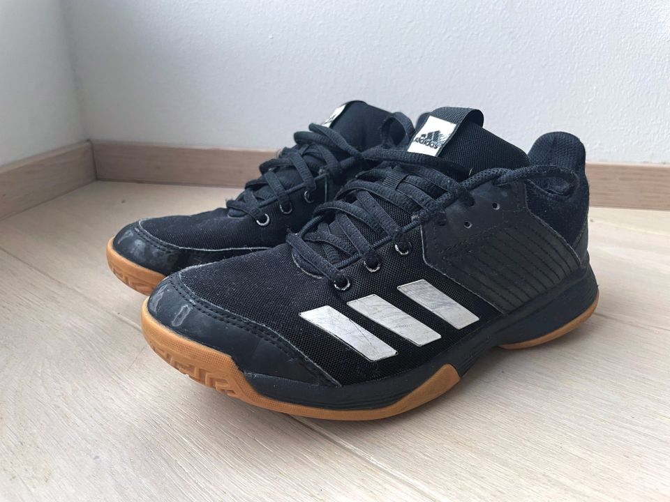 Adidas sisäliikuntakengät