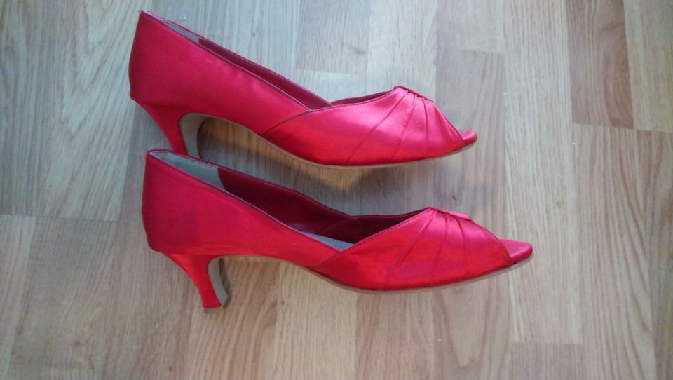 Punaiset kengät ja laukku