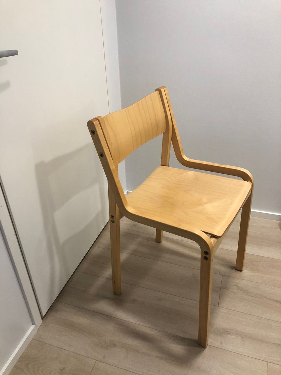 Myydään puinen tuoli
