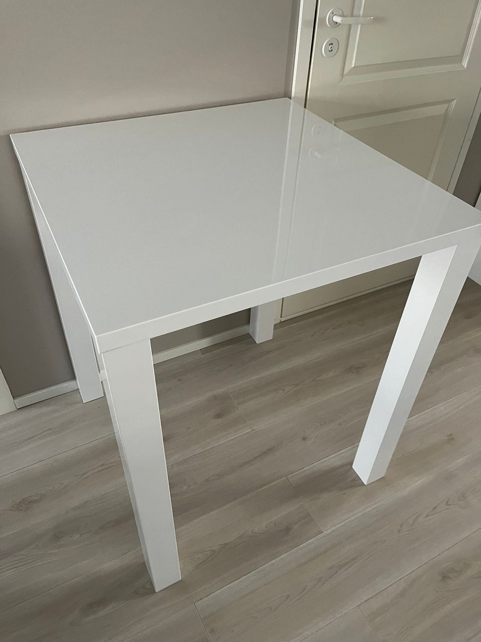Baaripöytä valkoinen pöytä korkeakiiltoinen