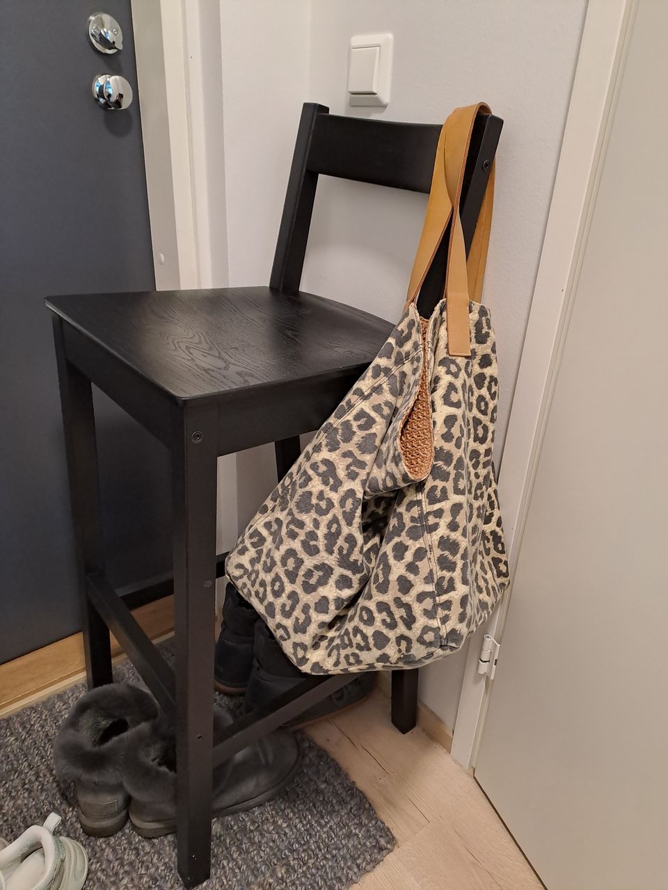 Ikea puinen musta jakkara baari tuoli