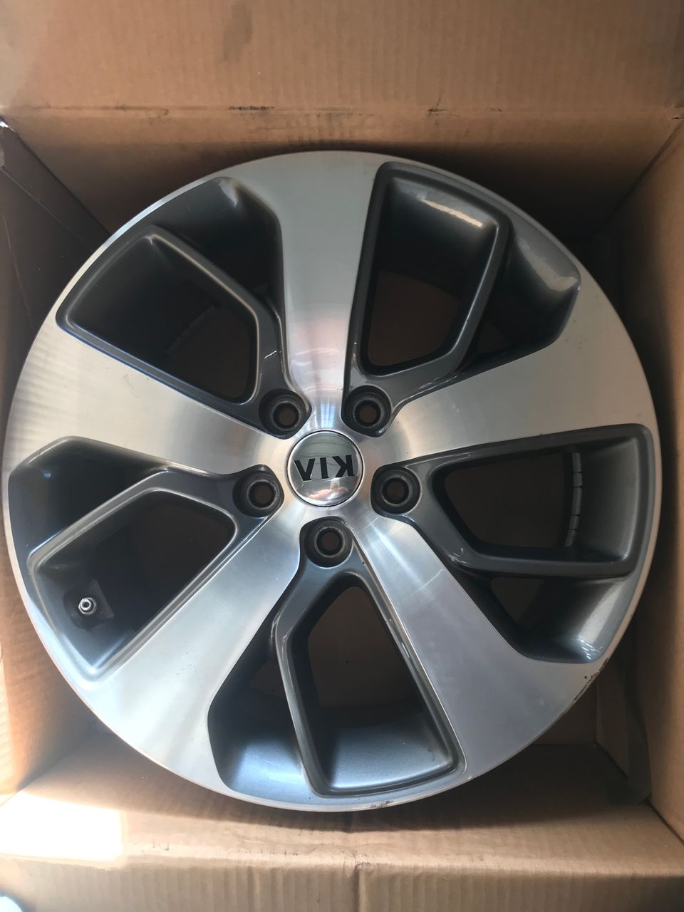 Kia OEM 18” alut 5x114,3 TPMS erittäin hyvät