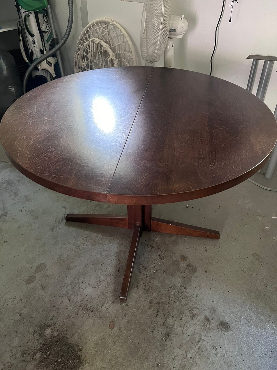 Ruskea pyöreä pöytä