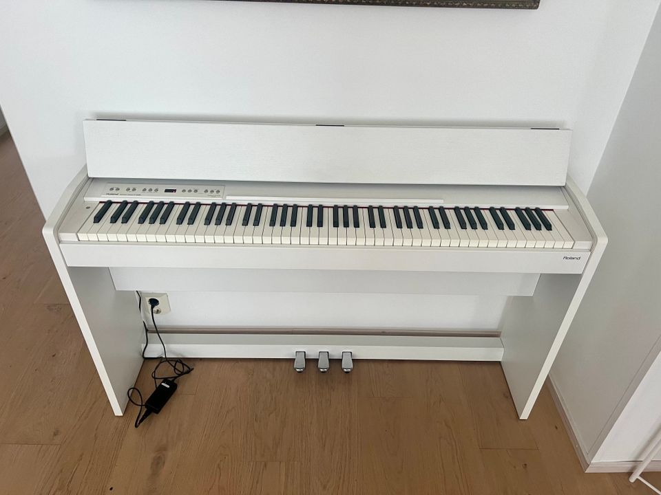 Roland F-130R digitaalinen piano