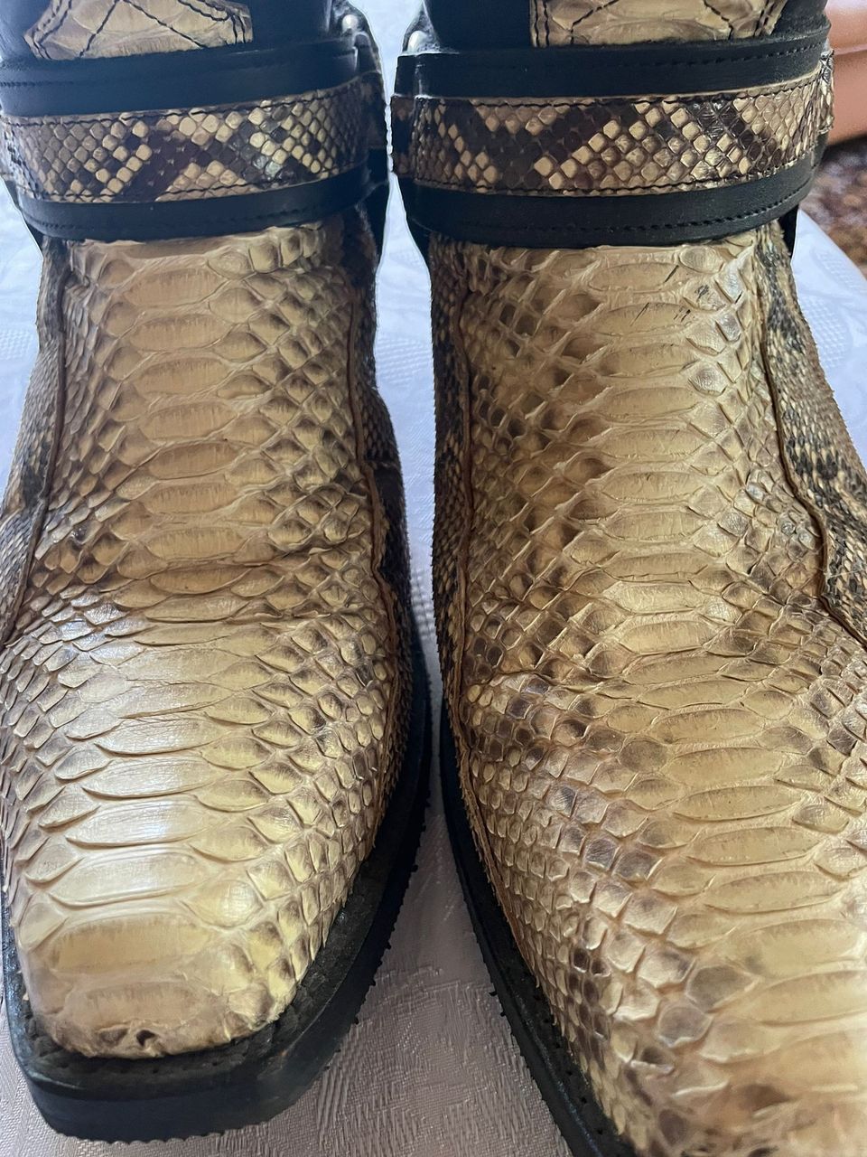 Käärmeennahka bootsit