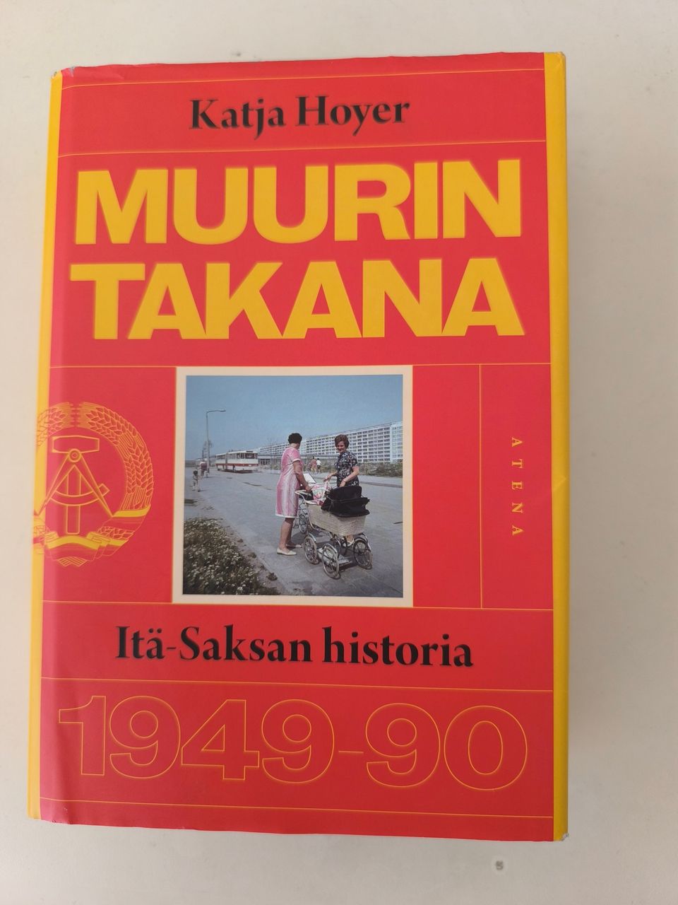 Muurin takana, Itä-Saksan historia 1949- 90 - Katja Hoyer