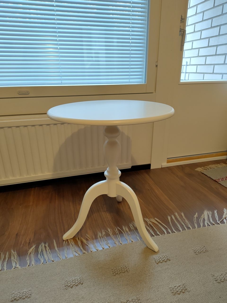 Pyöreä valkoinen pöytä