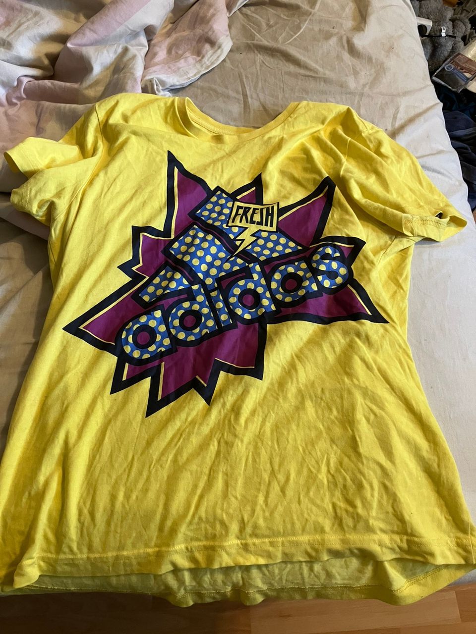 Keltainen Adidaksen t-paita