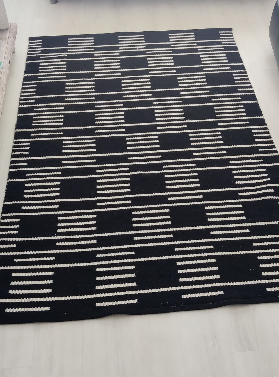 Mustavalkoinen villamatto 133×200 cm