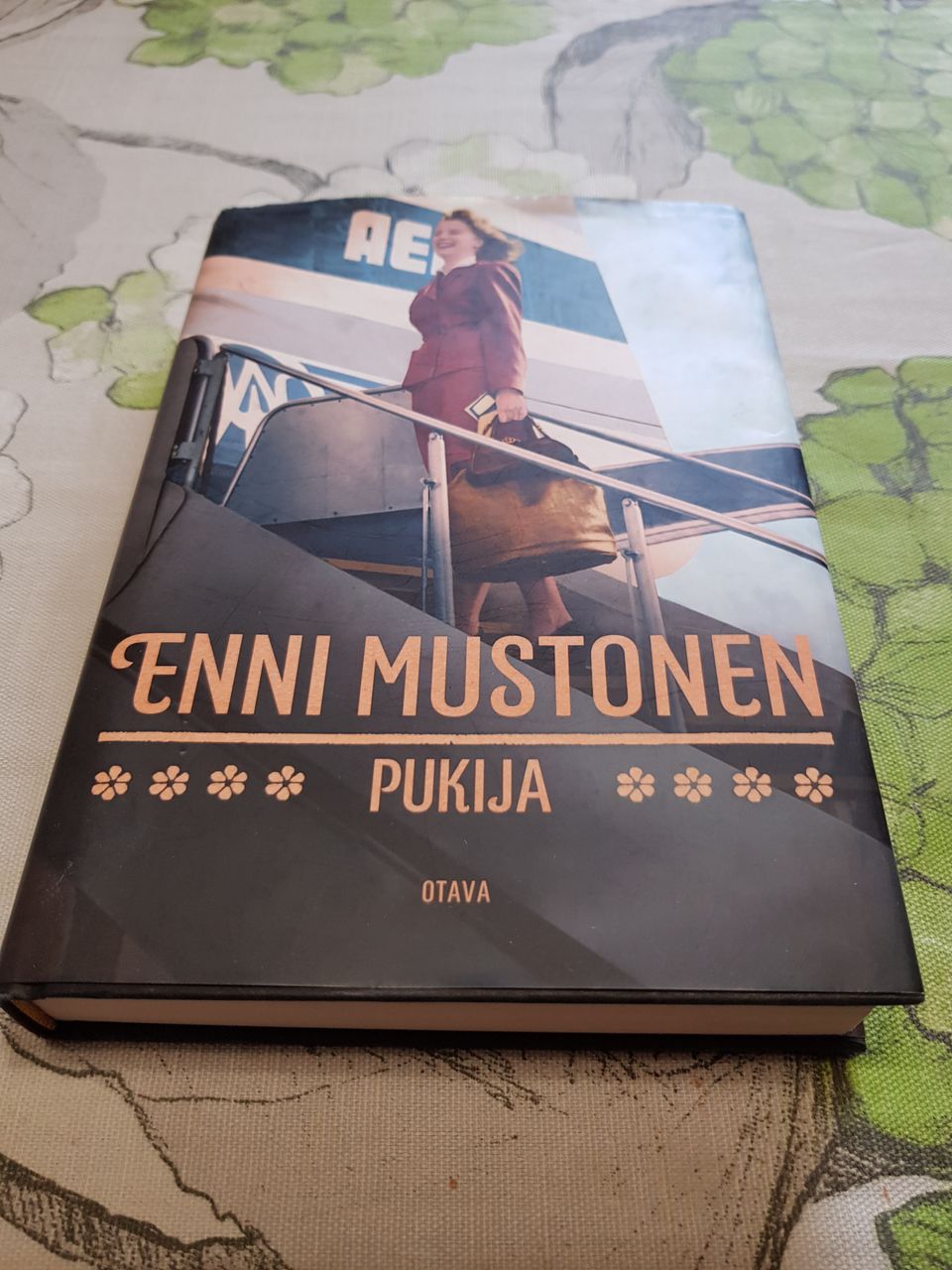 Enni Mustonen : Pukija