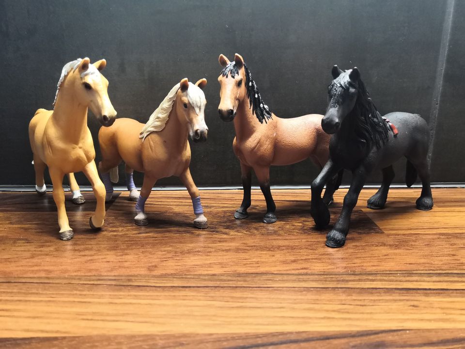 Schleich hevosia 8€/kpl