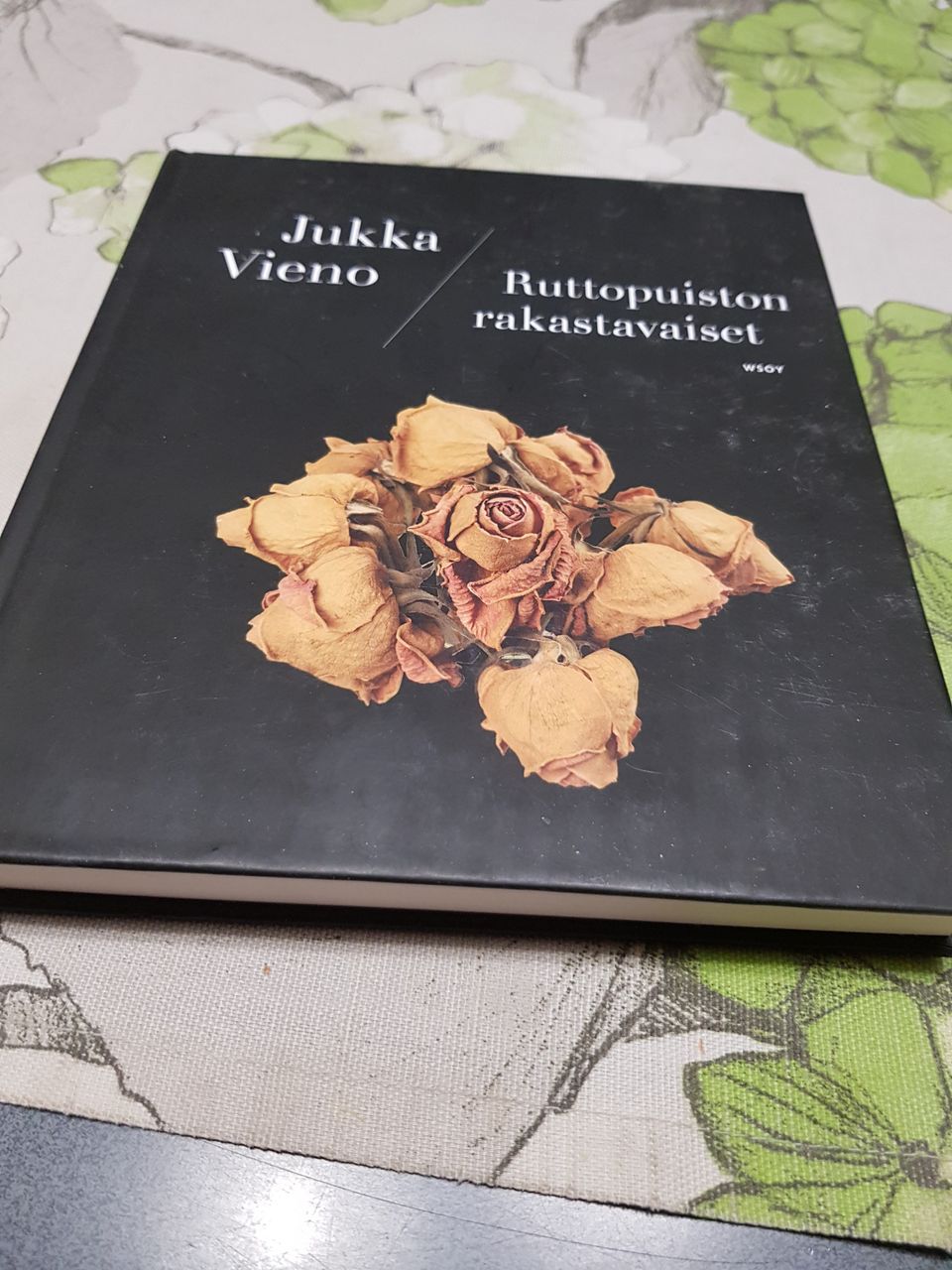 Ruttopuiston rakastavaiset. Jukka Vieno.