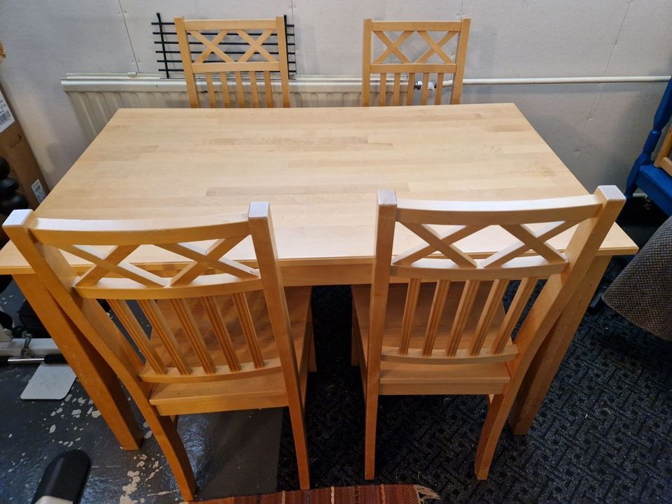 Ruokapöytä+4 tuolia