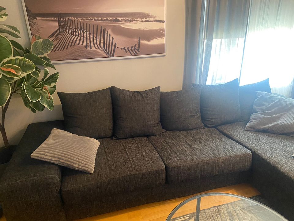 Iso musta sohva VARATTU 14.6 asti