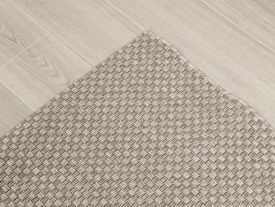 Louhi sileäksi kudottu matto