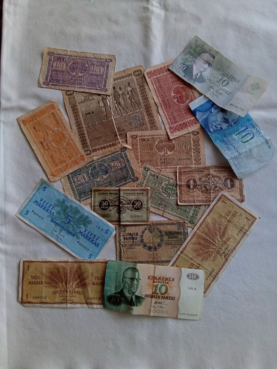 Suomalaisia vanhoja seteleitä 1909-1986 väliltä 16 kpl.kulkeneita