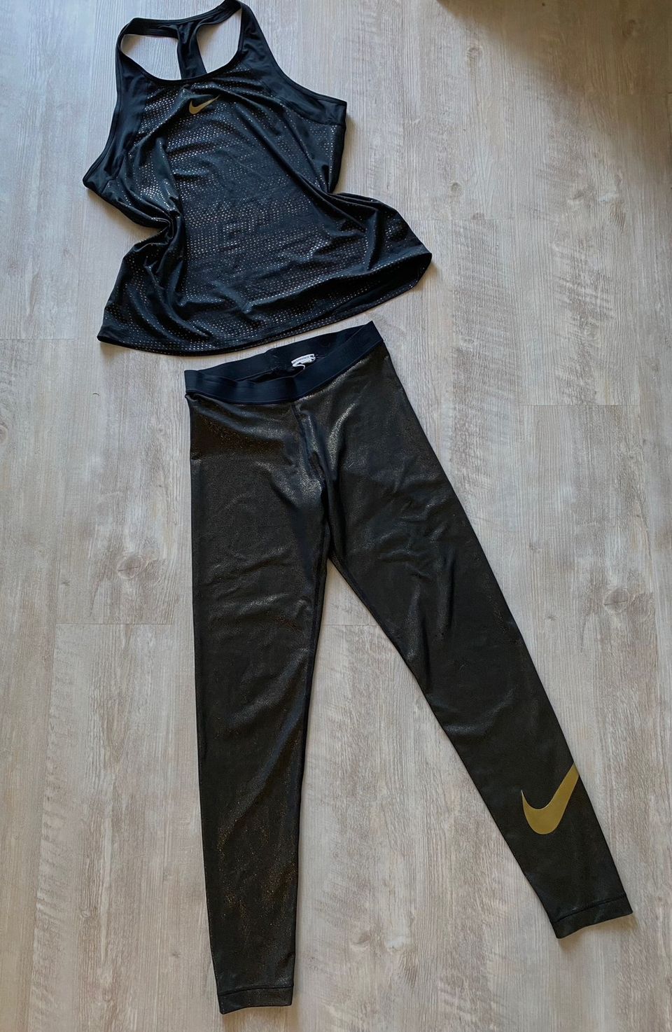 Nike kulta-musta treenihousut ja toppi